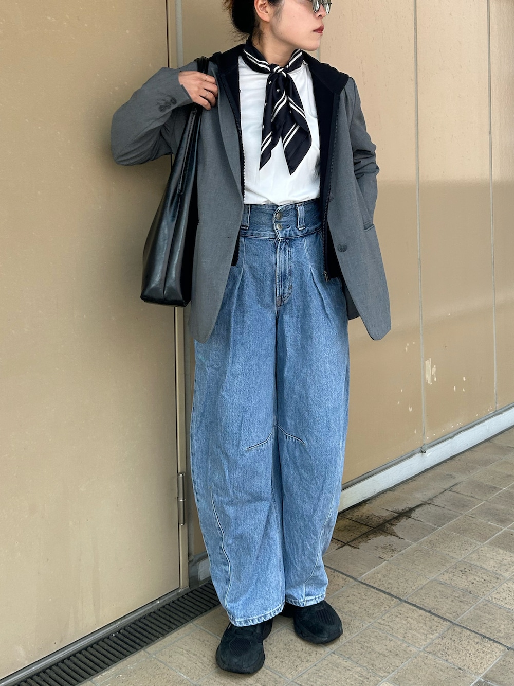 ホワイト系のTシャツ/カットソー、ブラック系のスニーカー、ブラック系のパーカーを着用したレディースの春コーディネートの3枚目の写真