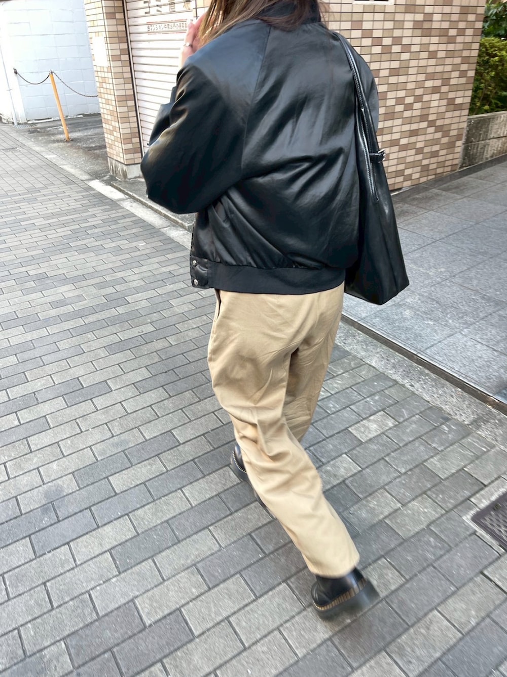 ブラック系のTシャツ/カットソー、ブラック系のブーツ、ブラック系のブルゾンを着用したレディースの春コーディネートの2枚目の写真