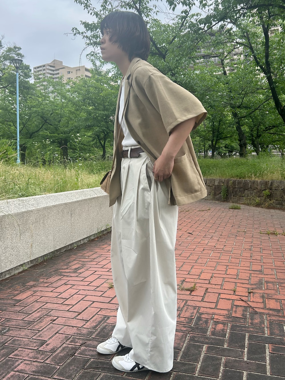 ホワイト系のその他パンツ、ホワイト系のスニーカー、ホワイト系のタンクトップを着用したレディースの春コーディネートの3枚目の写真