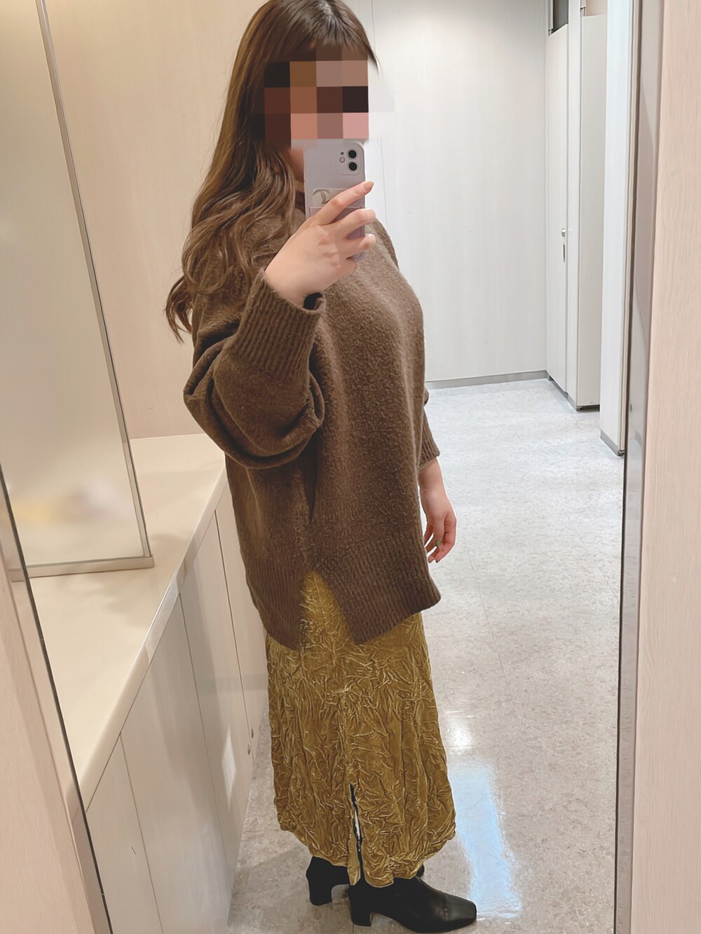 イエロー系のスカート、ブラック系のトートバッグ、ブラウン系のニット/セーターを着用したレディースの冬コーディネートの3枚目の写真