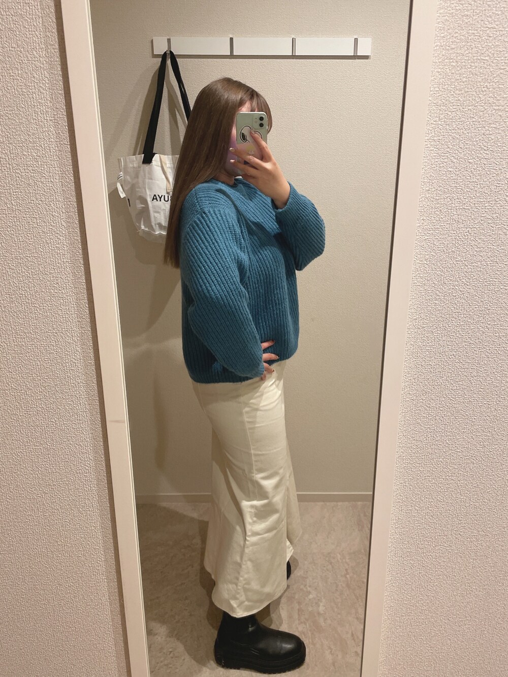 ブラック系のブーツ、ベージュ系のショルダーバッグ、ブラック系のその他アウターを着用したレディースの冬コーディネートの2枚目の写真