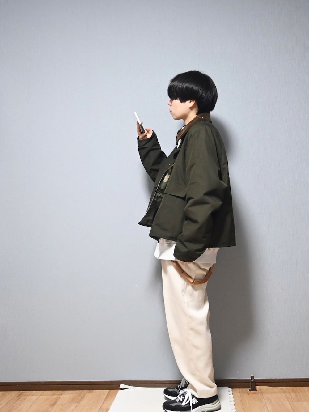 ホワイト系のスラックス、ブラック系のスニーカー、ホワイト系のスウェットを着用したレディースの冬コーディネートの2枚目の写真