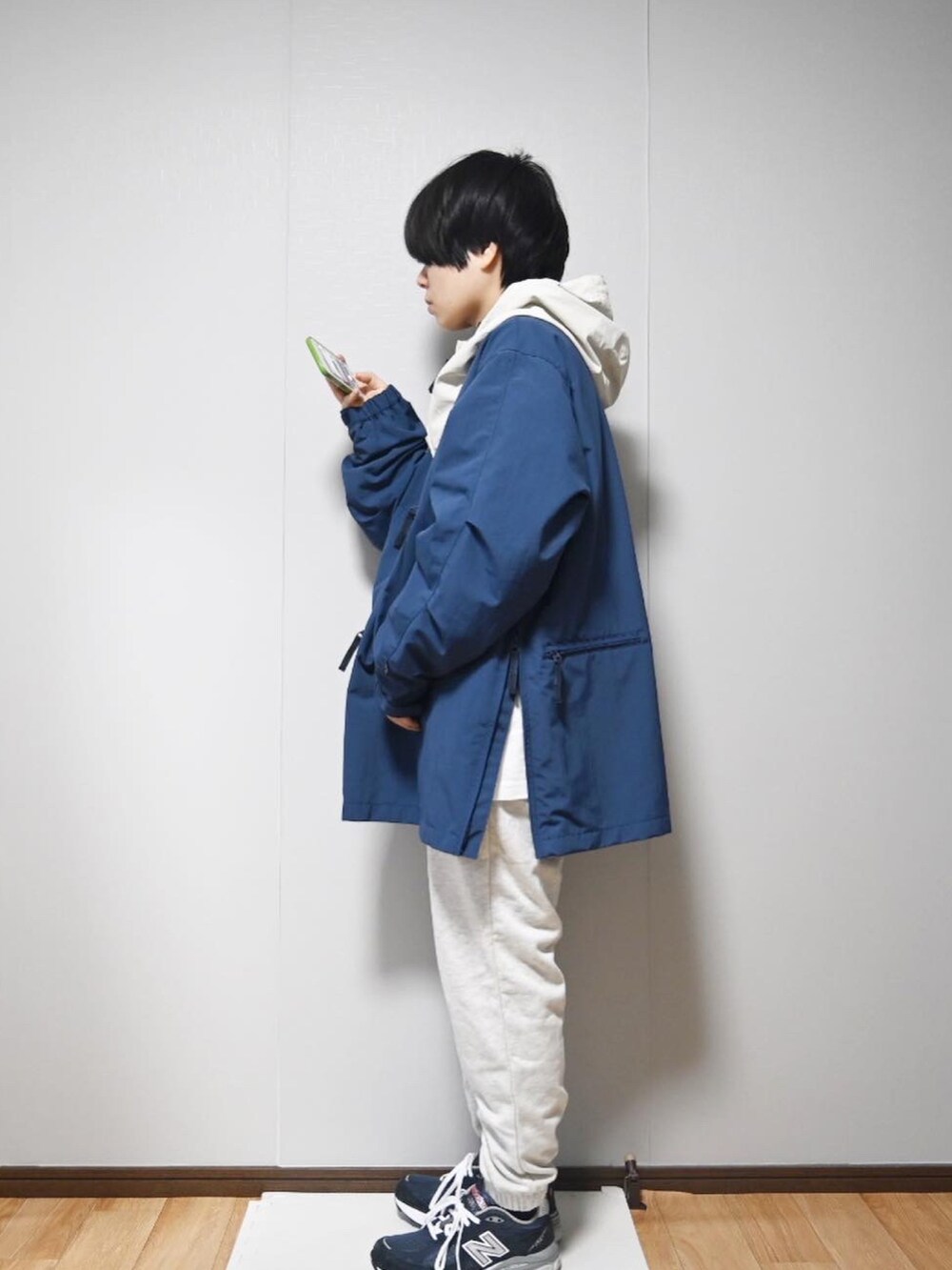 その他のジャケット/アウター、ホワイト系のTシャツ/カットソー、グレー系のその他トップスを着用したレディースの春コーディネートの2枚目の写真