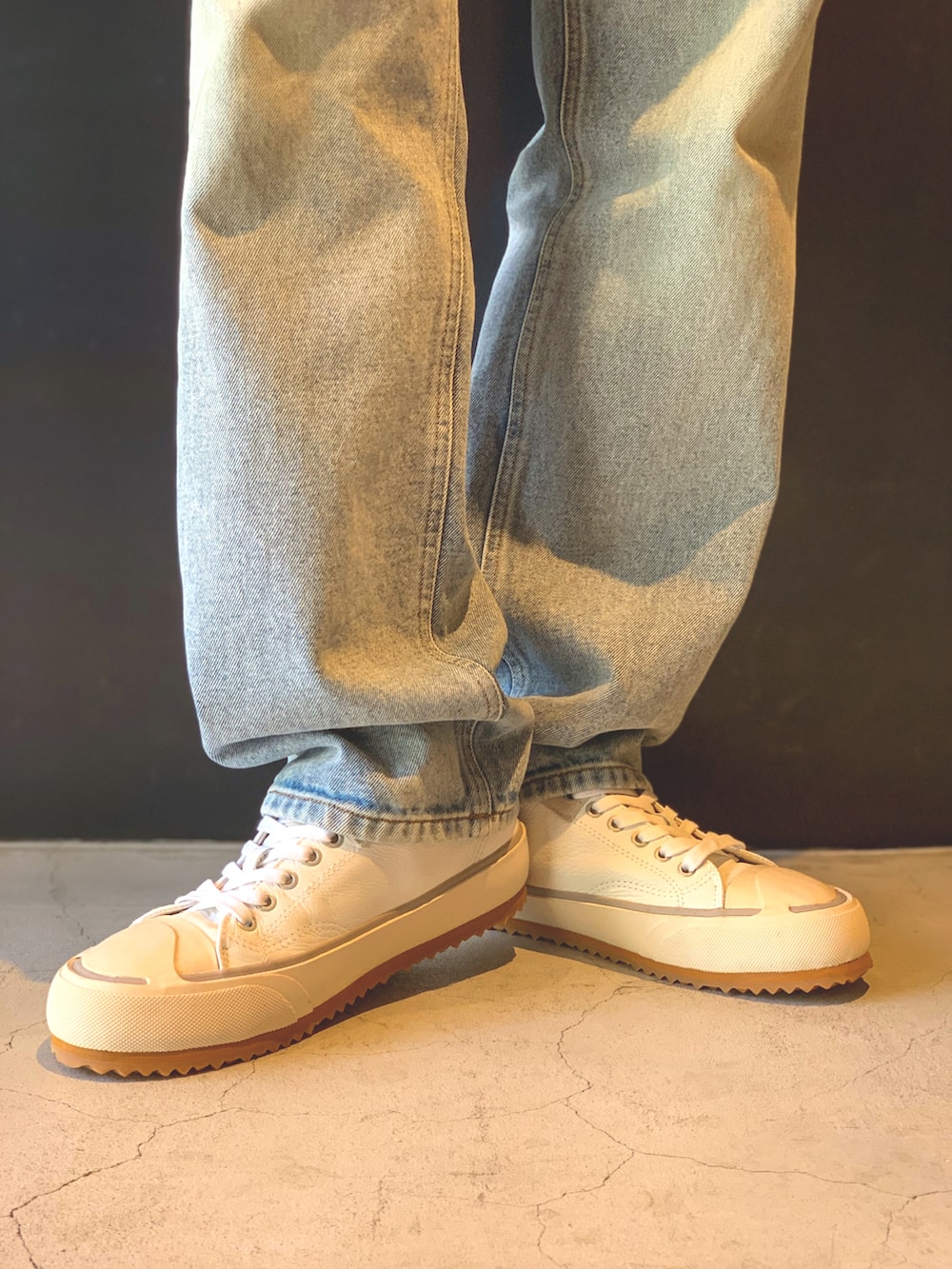 グリーン系のシャツ/ブラウス、ブルー系のデニムパンツ、ホワイト系のスニーカーを着用したメンズの春コーディネートの2枚目の写真