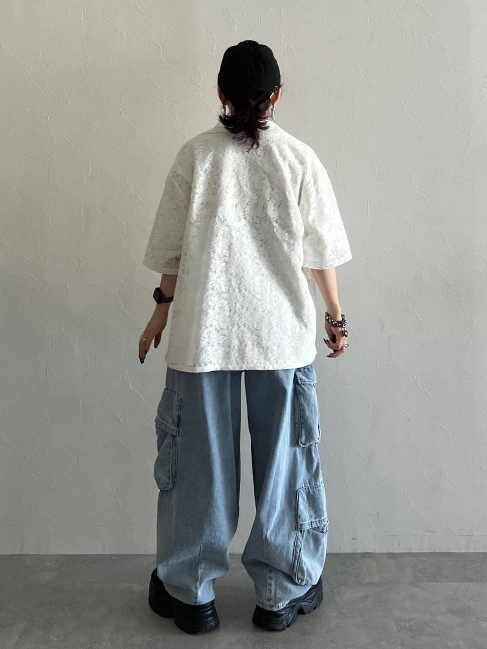 ホワイト系のシャツ/ブラウス、ブラック系のスニーカー、ホワイト系のTシャツ/カットソーを着用したレディースの夏コーディネートの4枚目の写真