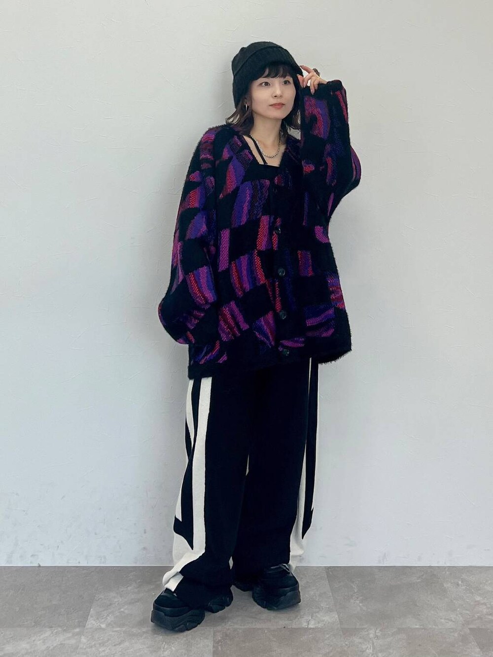 ブラック系のキャミソール、ブラック系のスウェットパンツ、ブラック系のスニーカーを着用したレディースの秋コーディネートの9枚目の写真