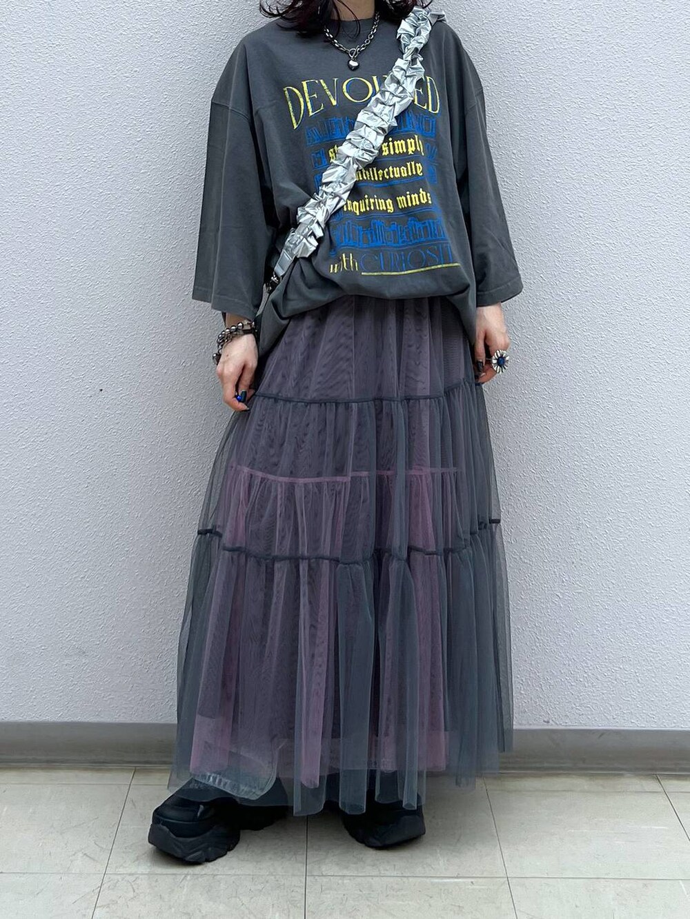 ブラック系のスニーカー、グレー系のスカート、ブルー系のデニムパンツを着用したレディースの夏コーディネートの7枚目の写真