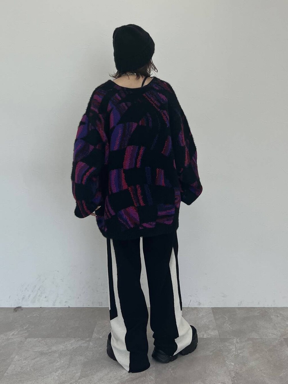 ブラック系のキャミソール、ブラック系のスウェットパンツ、ブラック系のスニーカーを着用したレディースの秋コーディネートの6枚目の写真