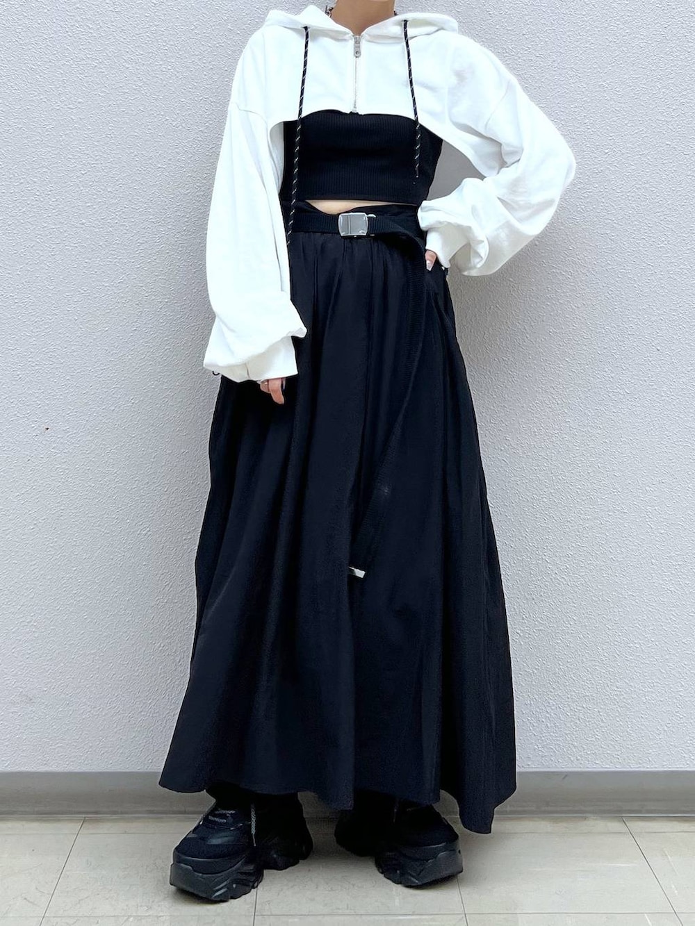 ブラック系のキャミソール、ブラック系のスニーカー、ホワイト系のパーカーを着用したレディースの秋コーディネートの5枚目の写真