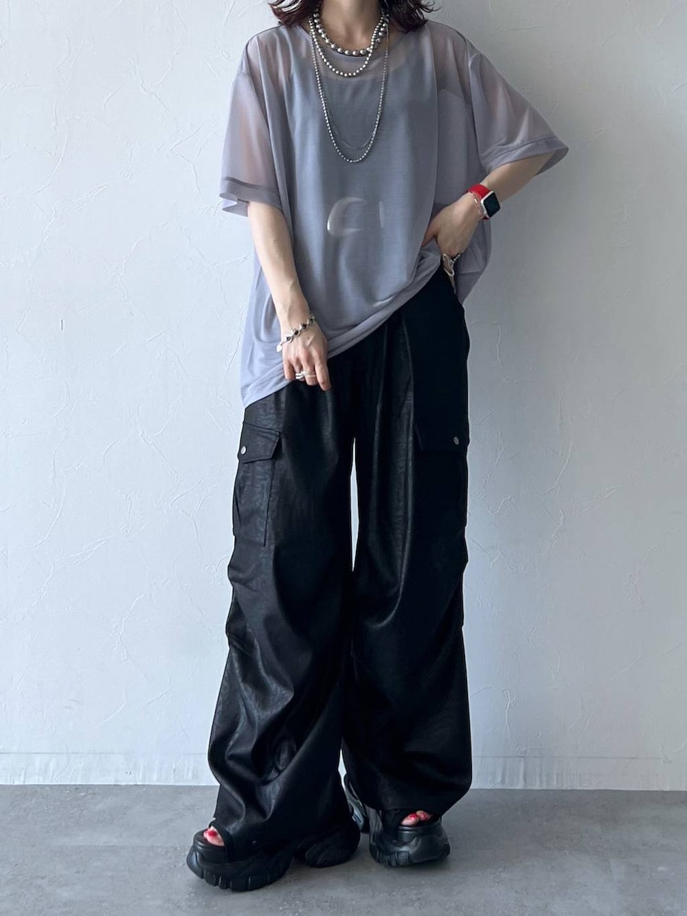 ブラック系のサンダル、ブラック系のキャミソール、ブラック系のカーゴパンツを着用したレディースの夏コーディネートの5枚目の写真