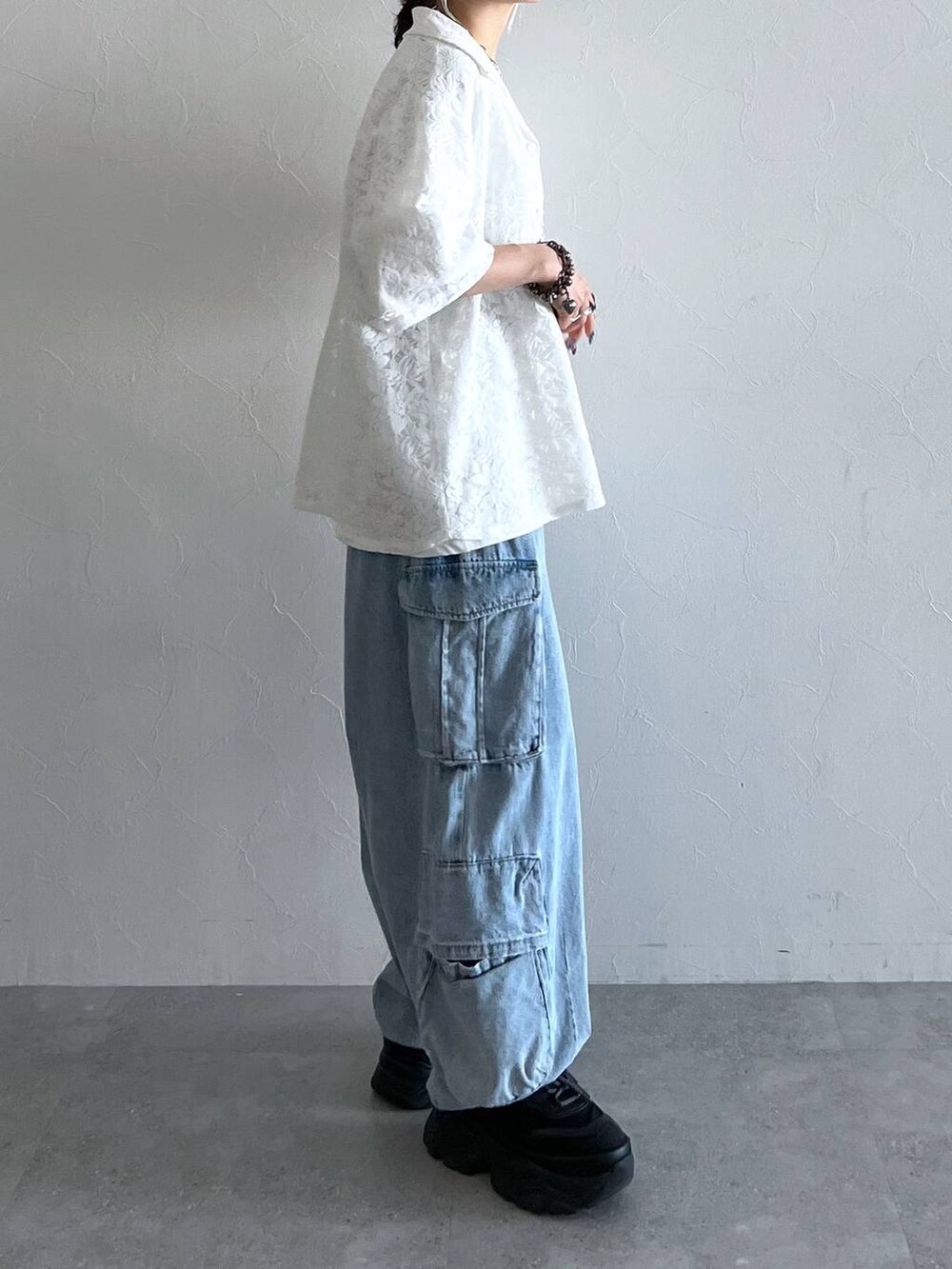 ホワイト系のシャツ/ブラウス、ブラック系のスニーカー、ホワイト系のTシャツ/カットソーを着用したレディースの夏コーディネートの5枚目の写真