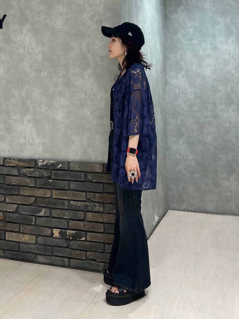 ブラック系のキャミソール、ブルー系のシャツ/ブラウス、ブルー系のデニムパンツを着用したレディースの夏コーディネートの3枚目の写真