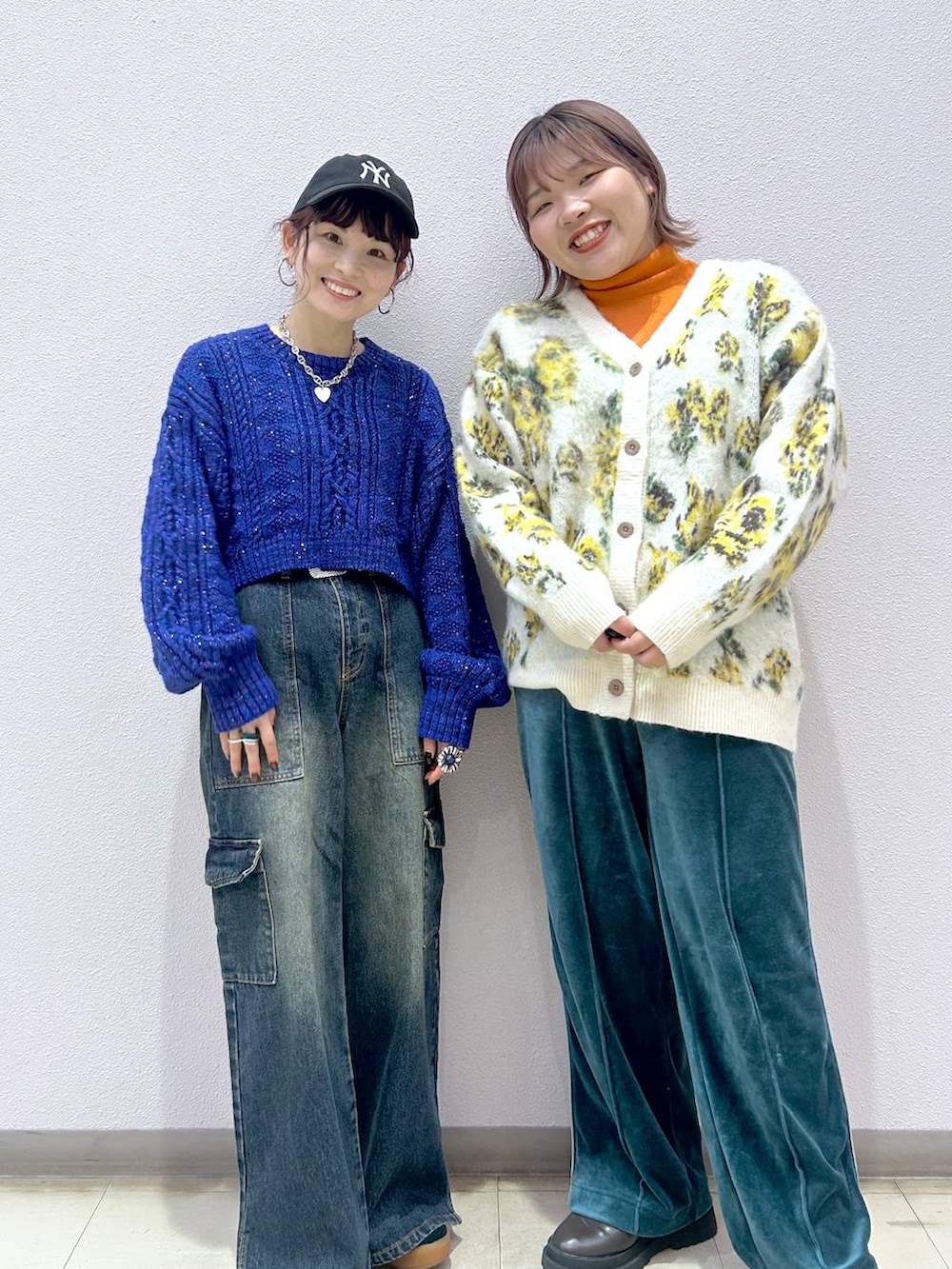 オレンジ系のニット/セーター、ブルー系のその他パンツ、ブルー系のニット/セーターを着用したレディースの冬コーディネートの4枚目の写真