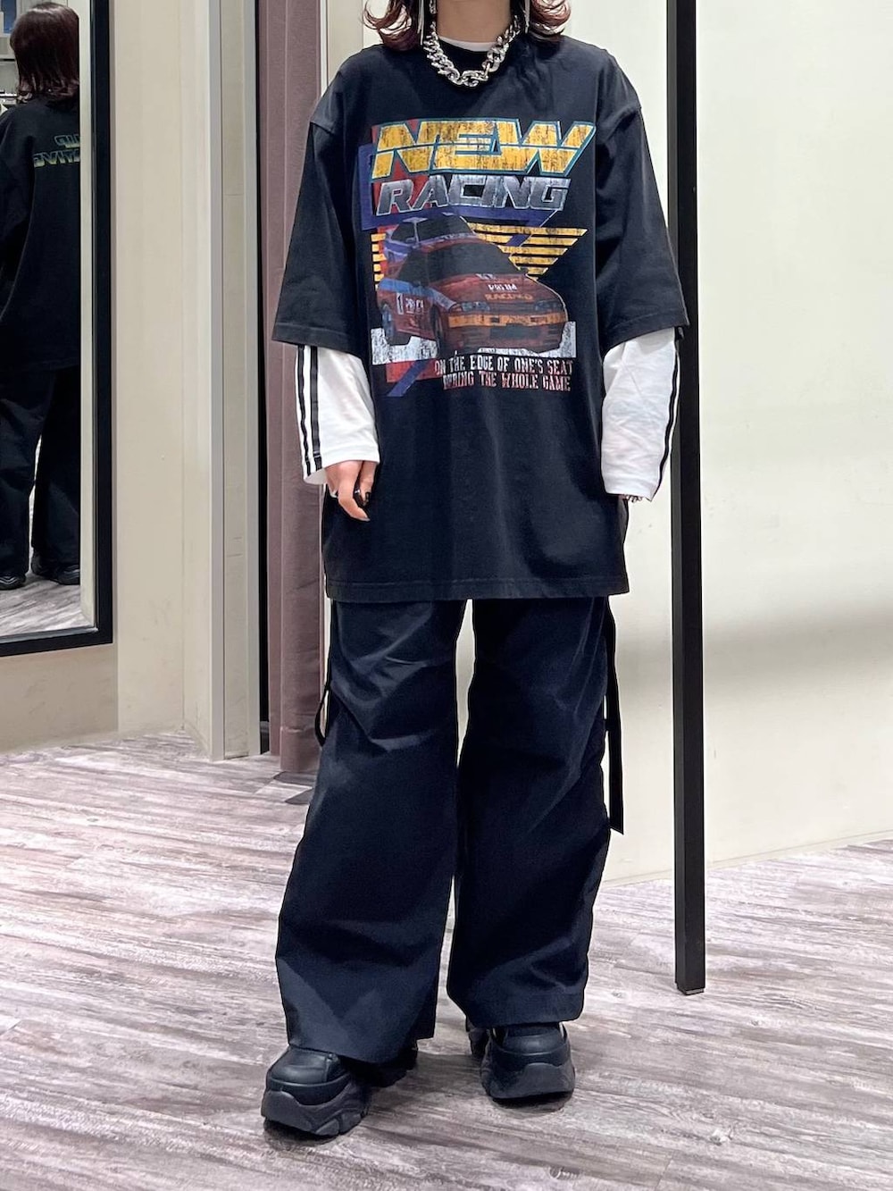 ブラック系のスニーカー、ブラック系のカーゴパンツ、ブラック系のTシャツ/カットソーを着用したレディースの春コーディネートの6枚目の写真