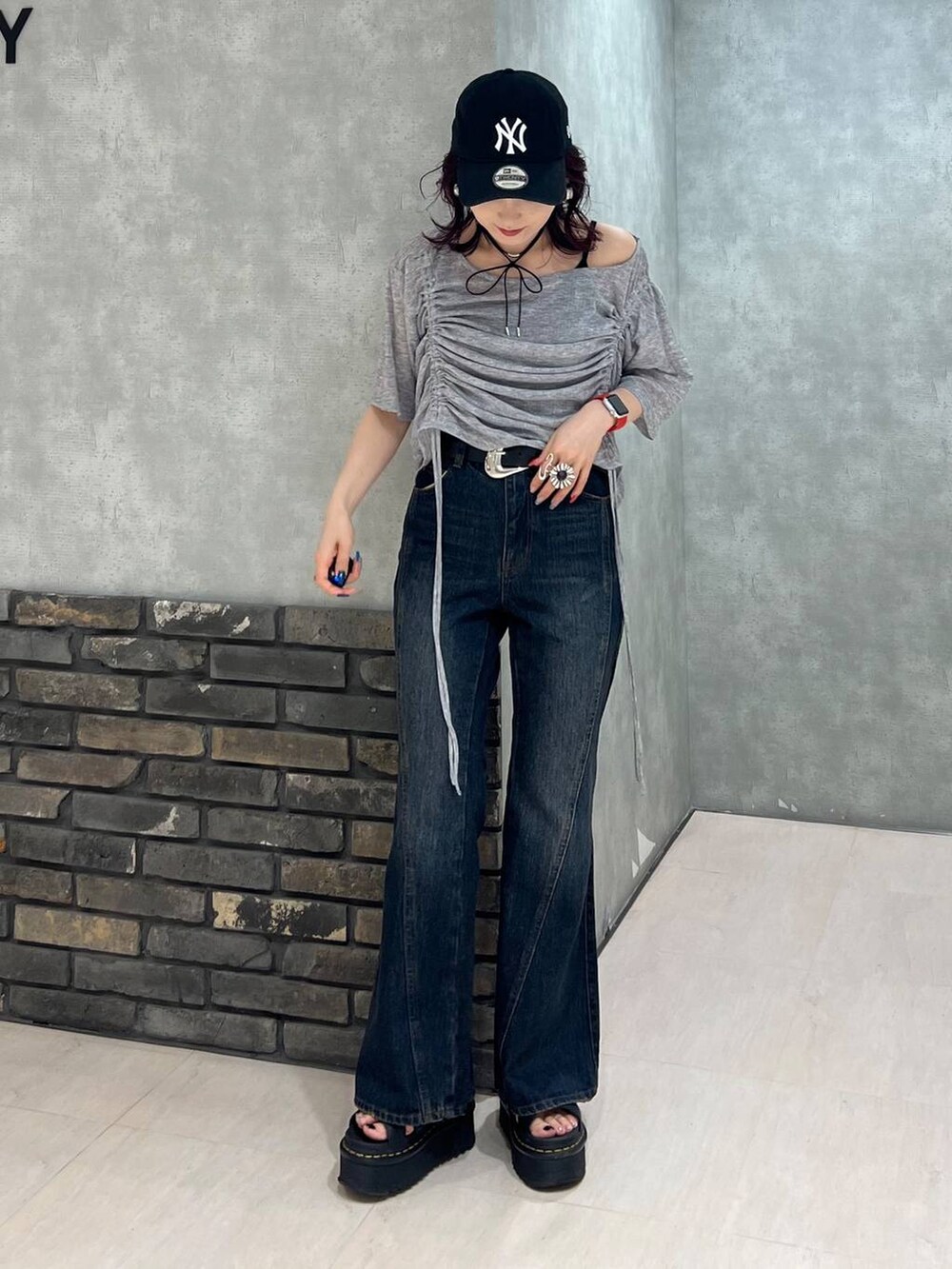 ブルー系のデニムパンツ、グレー系のTシャツ/カットソー、ブラック系のキャップを着用したレディースの夏コーディネートの3枚目の写真