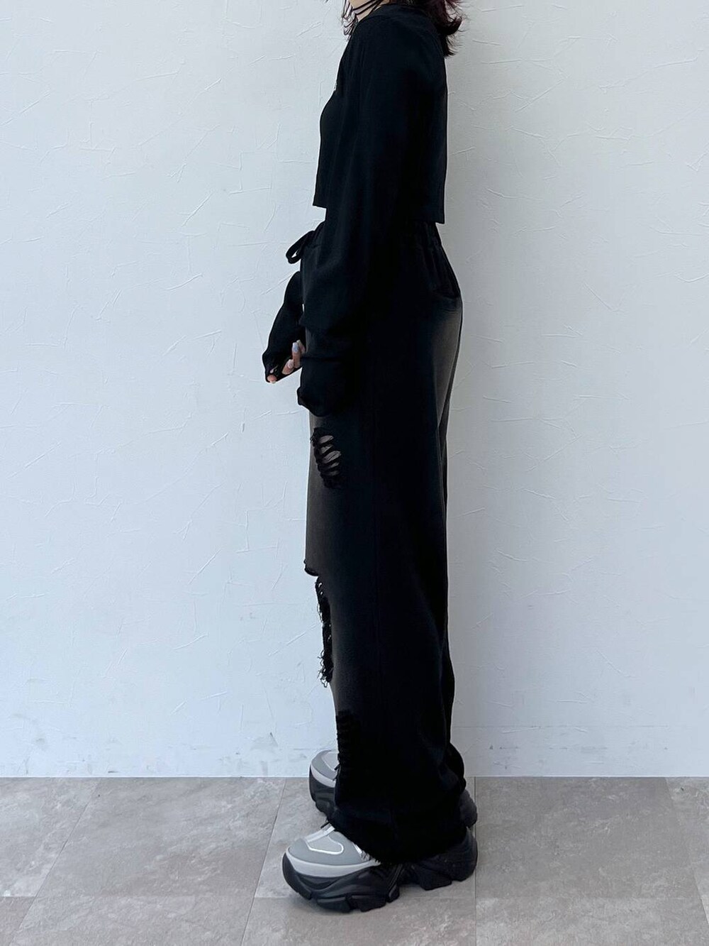 グレー系のスニーカー、ブラック系のスウェットパンツ、ブラック系のTシャツ/カットソーを着用したレディースの秋コーディネートの4枚目の写真