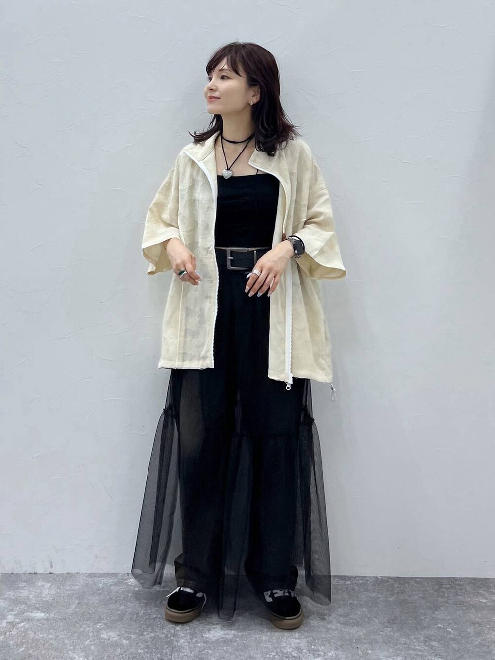 ブラック系のキャミソール、ブラック系のスカート、ブラック系のデニムパンツを着用したレディースの夏コーディネートの2枚目の写真