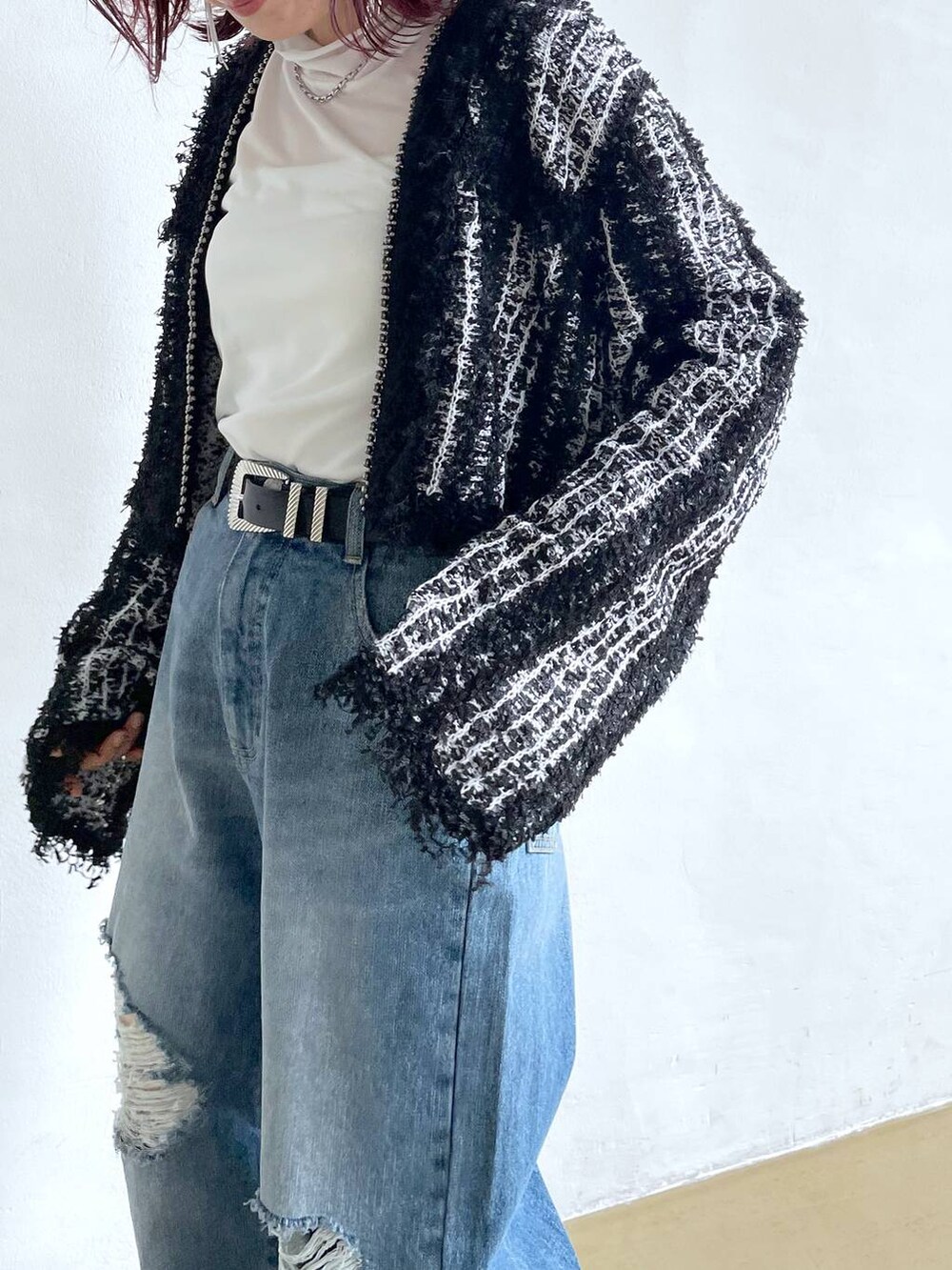 ブルー系のデニムパンツ、ブラック系のカーディガン/ボレロ、ホワイト系のTシャツ/カットソーを着用したレディースの秋コーディネートの7枚目の写真