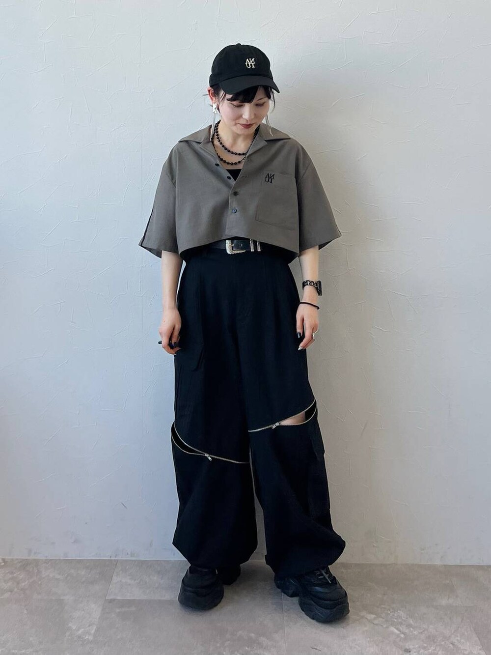 ブラック系のシャツ/ブラウス、ブラック系のカーゴパンツ、ブラック系のスニーカーを着用したレディースの春コーディネートの6枚目の写真