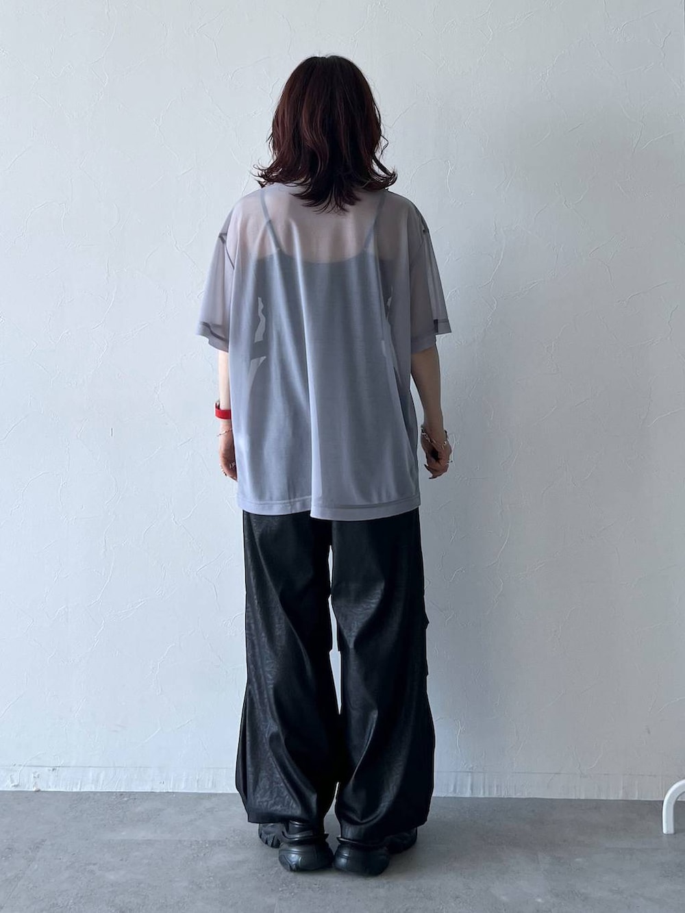 ブラック系のサンダル、ブラック系のキャミソール、ブラック系のカーゴパンツを着用したレディースの夏コーディネートの3枚目の写真