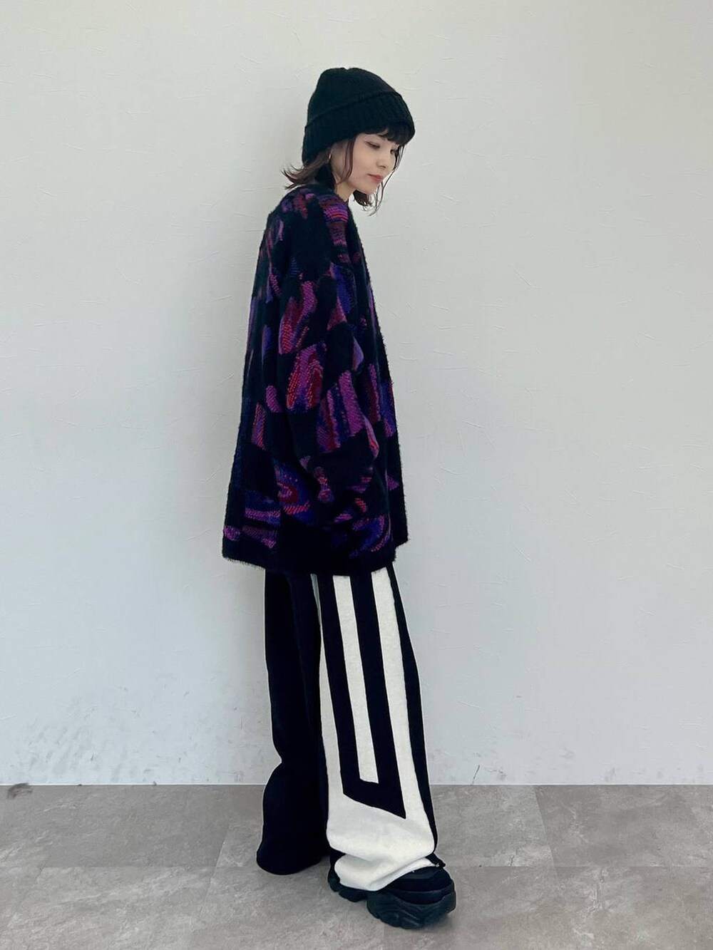 ブラック系のキャミソール、ブラック系のスウェットパンツ、ブラック系のスニーカーを着用したレディースの秋コーディネートの4枚目の写真