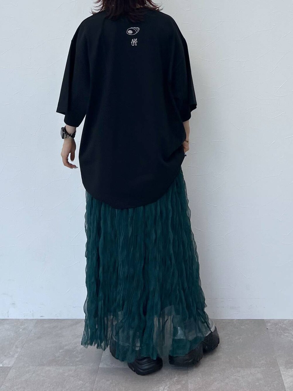 グレー系のスニーカー、グリーン系のスカート、ブラック系のチョーカーを着用したレディースの夏コーディネートの4枚目の写真