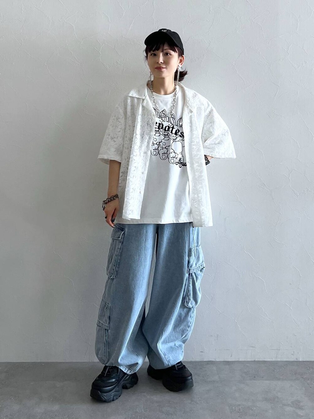 ホワイト系のシャツ/ブラウス、ブラック系のスニーカー、ホワイト系のTシャツ/カットソーを着用したレディースの夏コーディネートの2枚目の写真