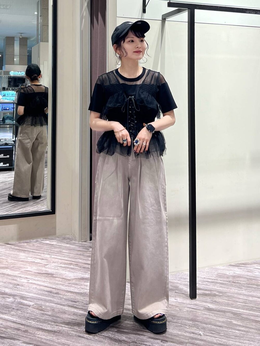 ブラック系のベスト、ブラック系のTシャツ/カットソー、ベージュ系のデニムパンツを着用したレディースの夏コーディネートの2枚目の写真