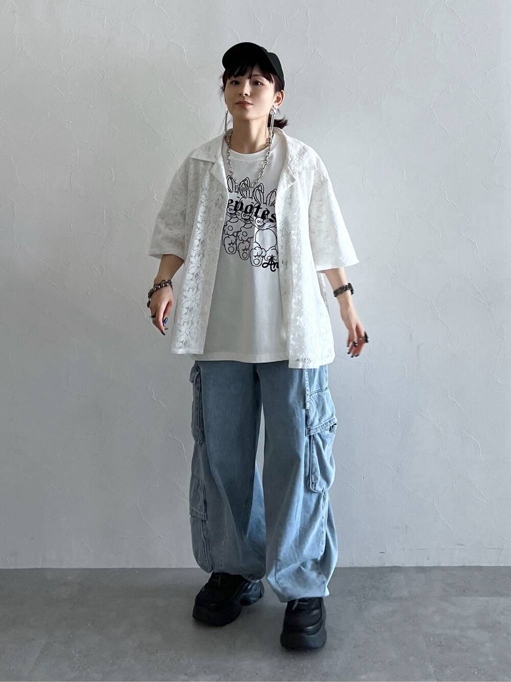 ホワイト系のシャツ/ブラウス、ブラック系のスニーカー、ホワイト系のTシャツ/カットソーを着用したレディースの夏コーディネートの9枚目の写真
