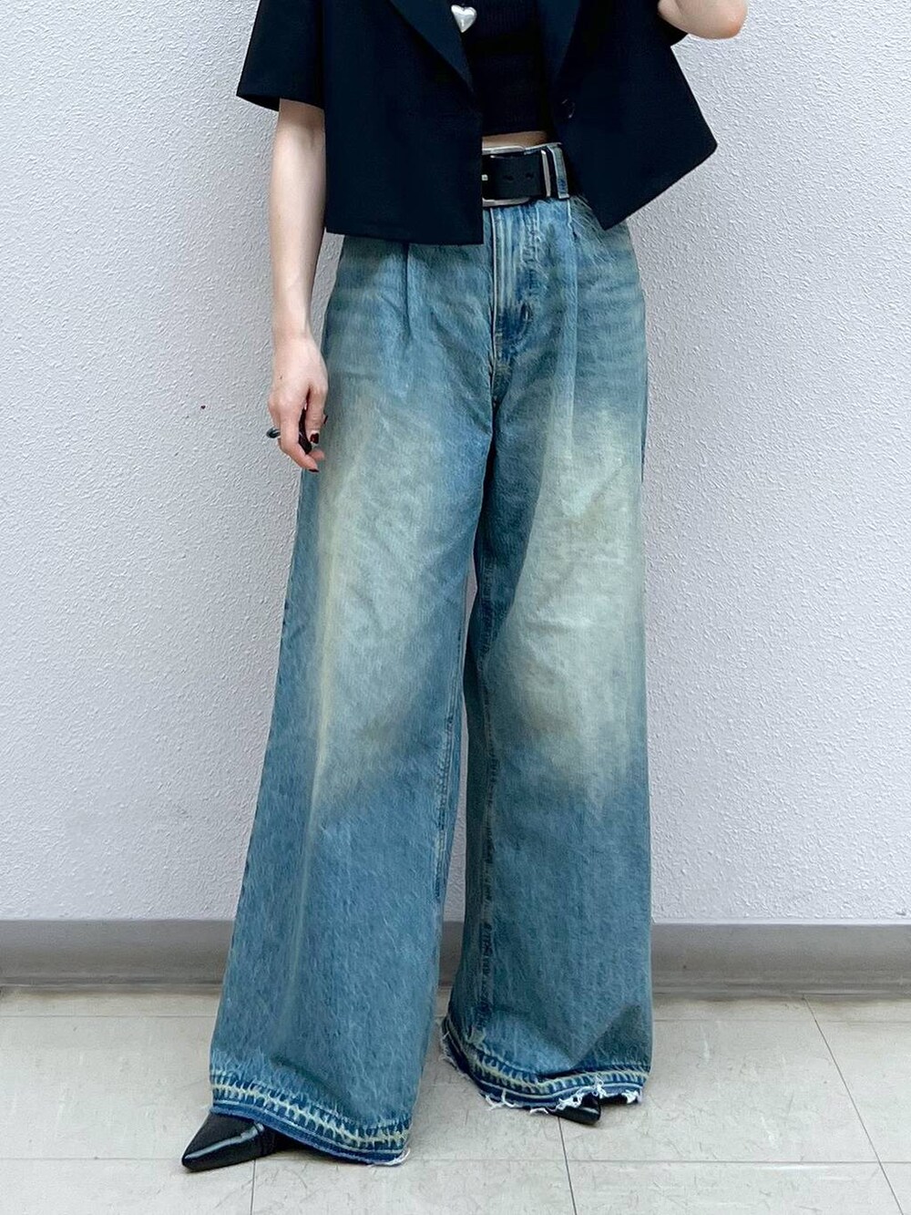 ブルー系のデニムパンツ、ブラック系のパンプス、ブラック系のチョーカーを着用したレディースの夏コーディネートの4枚目の写真