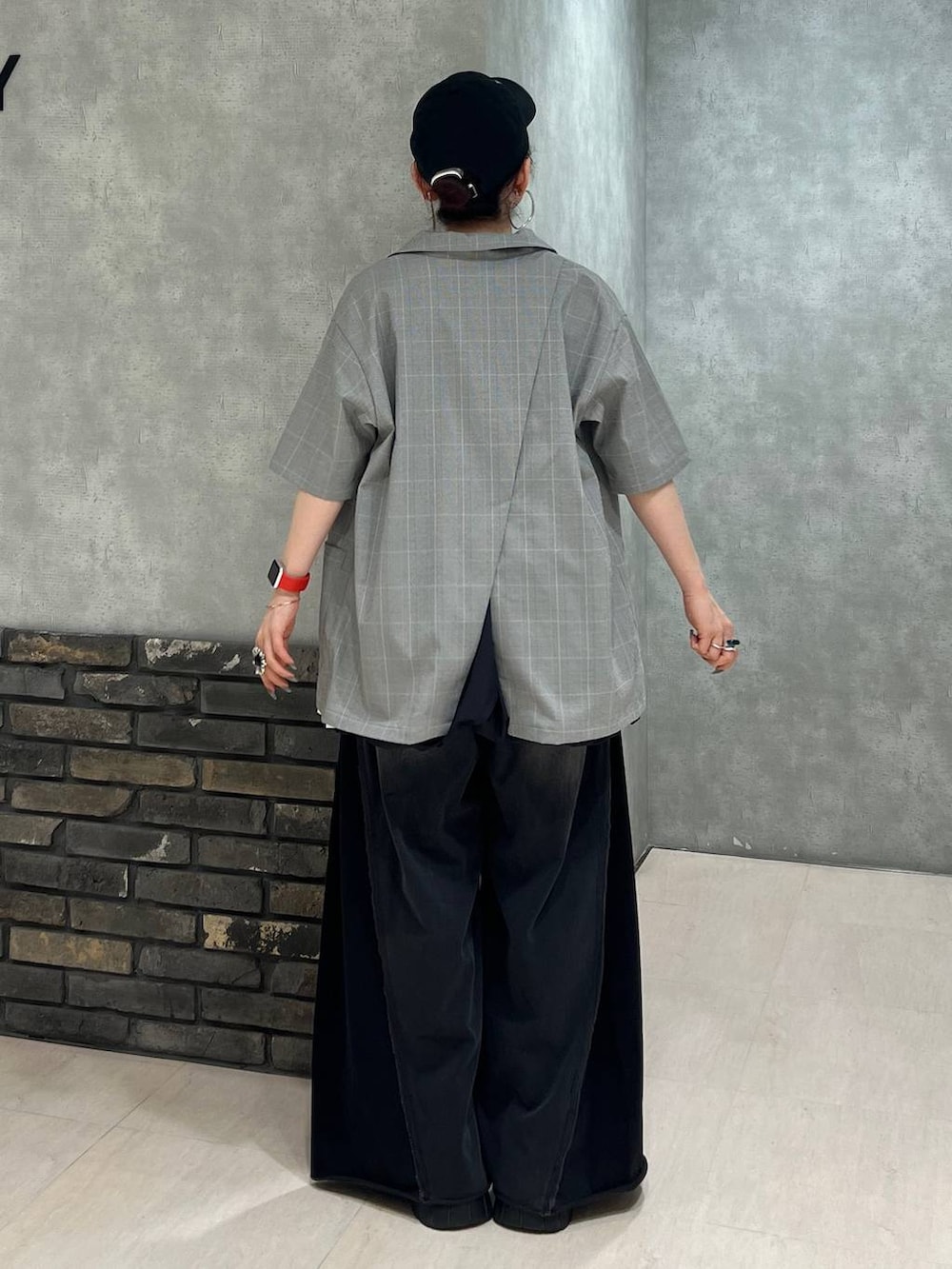 ブラック系のデニムパンツ、ベージュ系のテーラードジャケット、ブラック系のワンピースを着用したレディースの夏コーディネートの4枚目の写真