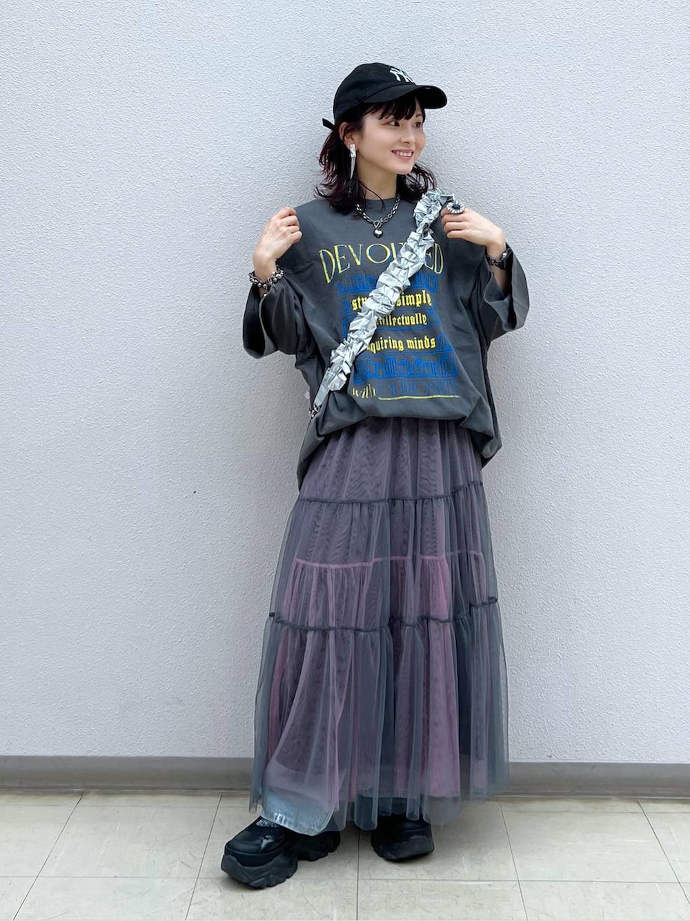 ブラック系のスニーカー、グレー系のスカート、ブルー系のデニムパンツを着用したレディースの夏コーディネートの3枚目の写真