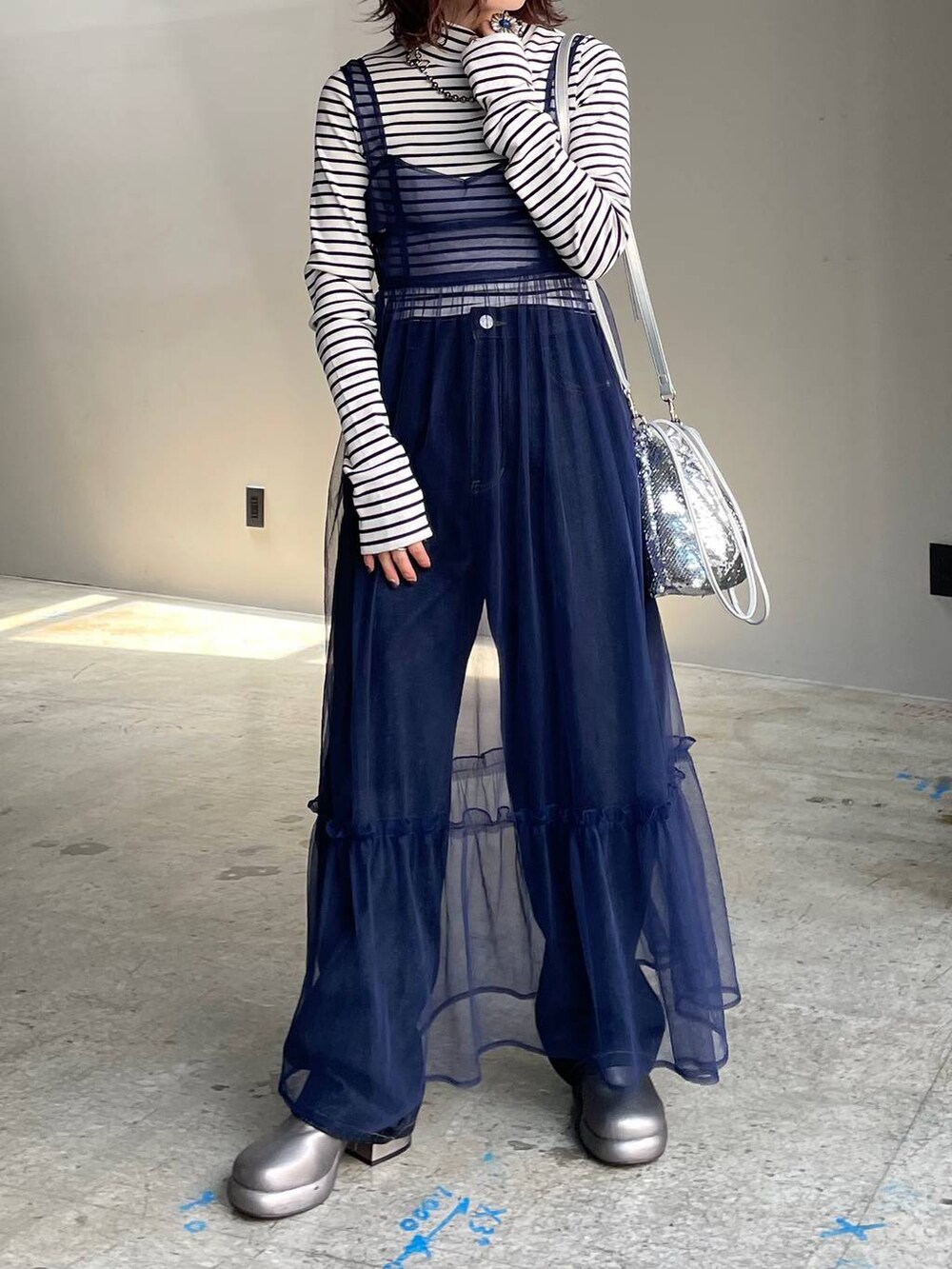 ブルー系のデニムパンツ、その他のブーツ、ブルー系のワンピースを着用したレディースの秋コーディネートの5枚目の写真