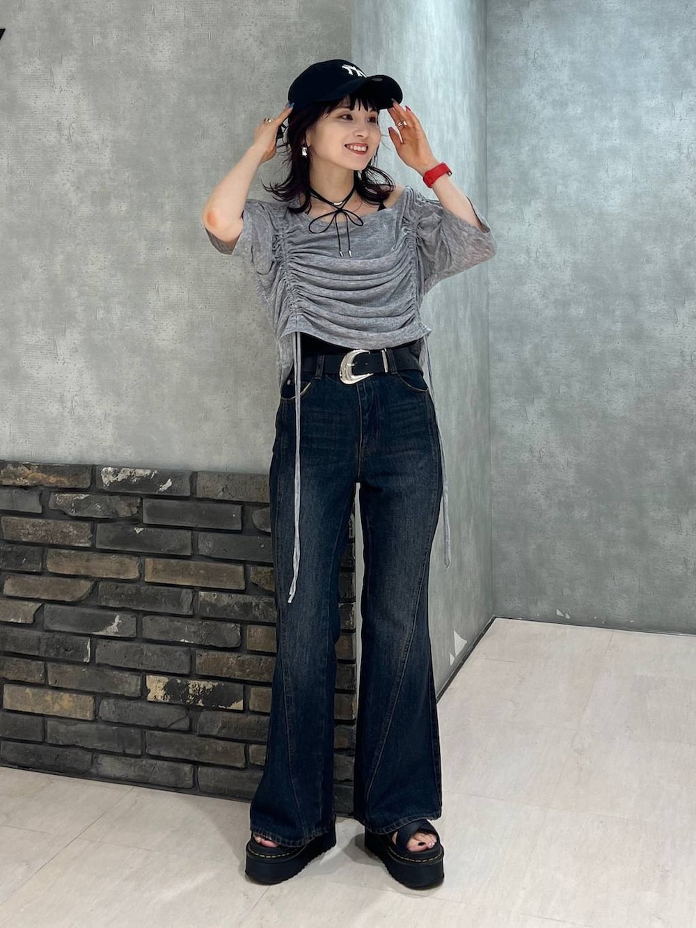 ブルー系のデニムパンツ、グレー系のTシャツ/カットソー、ブラック系のキャップを着用したレディースの夏コーディネートの7枚目の写真