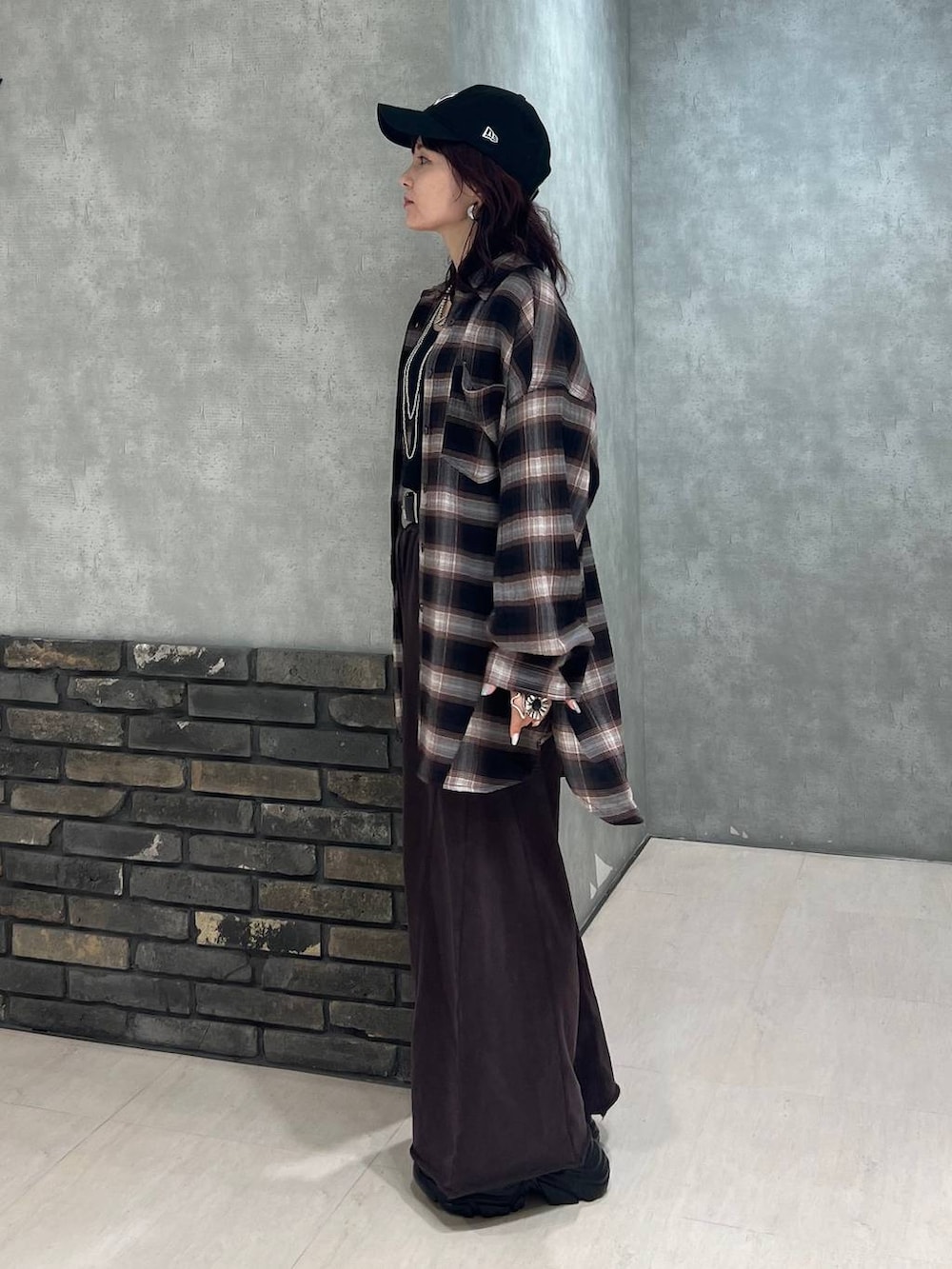 ブラック系のブーツ、ブラウン系のスウェットパンツ、ブラウン系のシャツ/ブラウスを着用したレディースの秋コーディネートの4枚目の写真