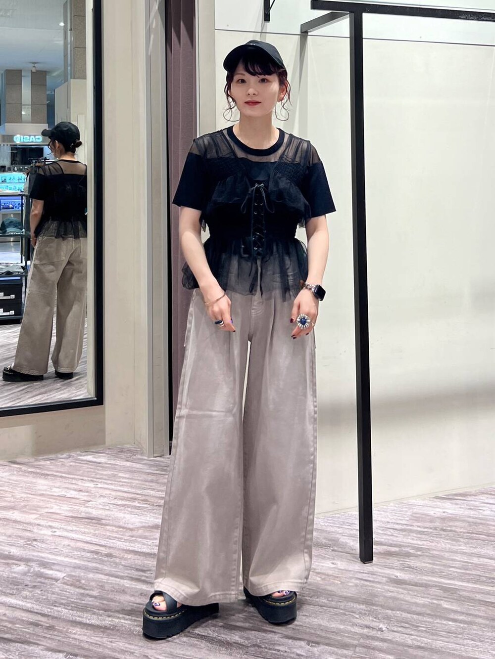 ブラック系のベスト、ブラック系のTシャツ/カットソー、ベージュ系のデニムパンツを着用したレディースの夏コーディネートの3枚目の写真