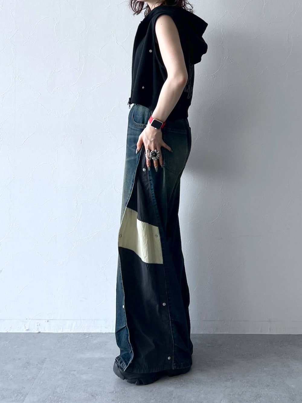 ブラック系のスニーカー、ブラック系のキャミソール、ブラック系のパーカーを着用したレディースの夏コーディネートの4枚目の写真