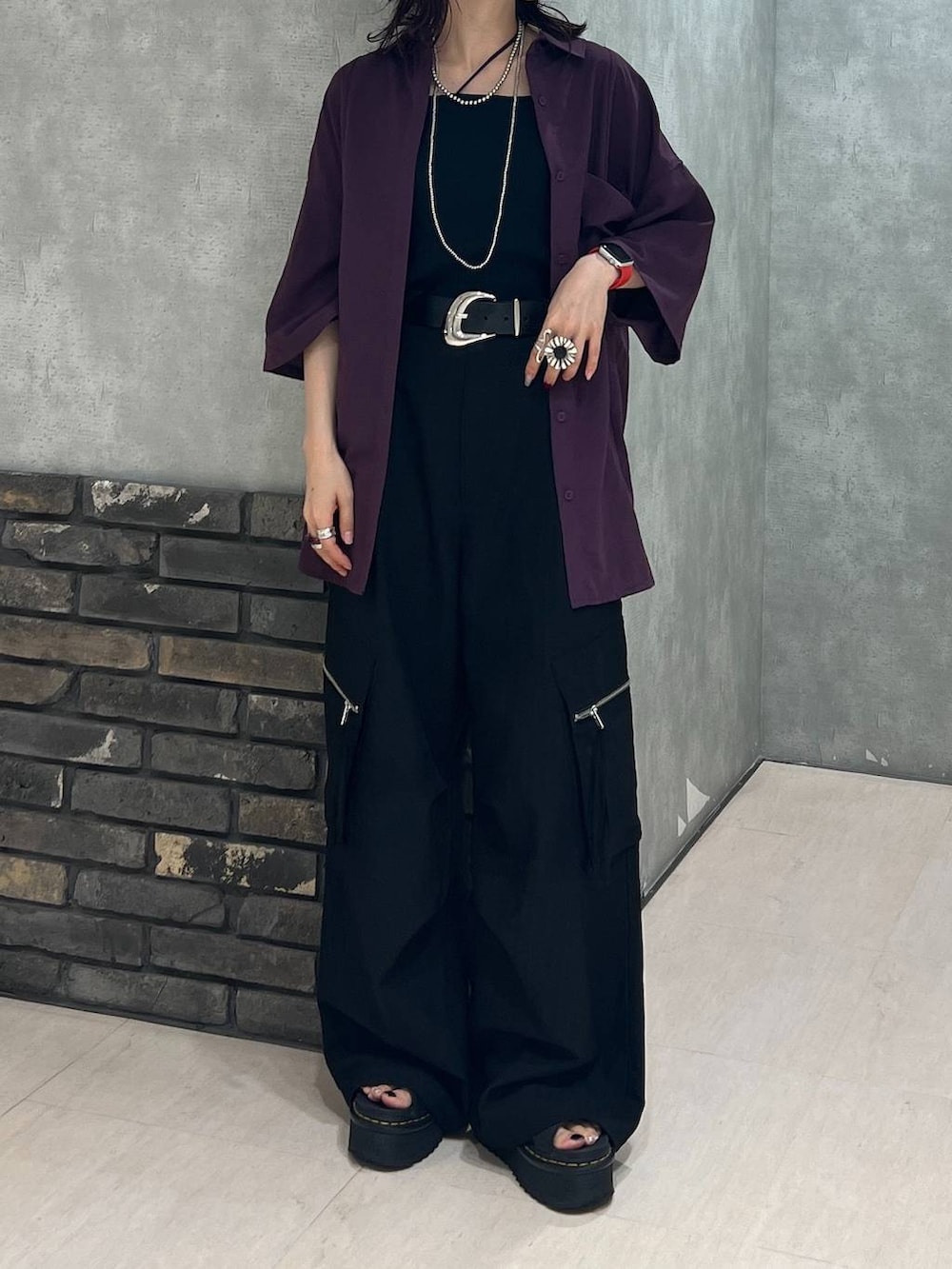 ブラック系のカーゴパンツ、レッド系のシャツ/ブラウス、ブラック系のベルトを着用したレディースの秋コーディネートの6枚目の写真