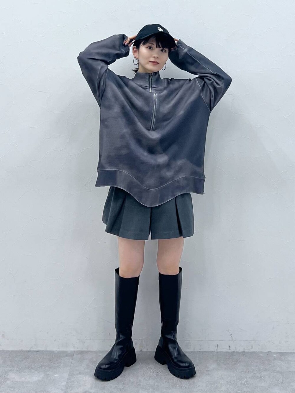 ブラック系のブーツ、グレー系のその他パンツ、グレー系のTシャツ/カットソーを着用したレディースの春コーディネートの2枚目の写真