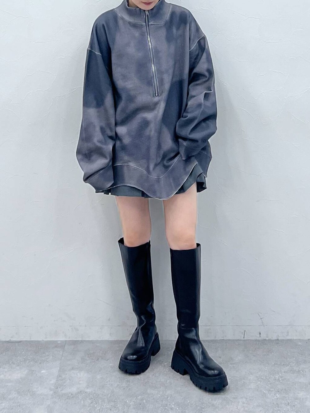 ブラック系のブーツ、グレー系のその他パンツ、グレー系のTシャツ/カットソーを着用したレディースの春コーディネートの4枚目の写真