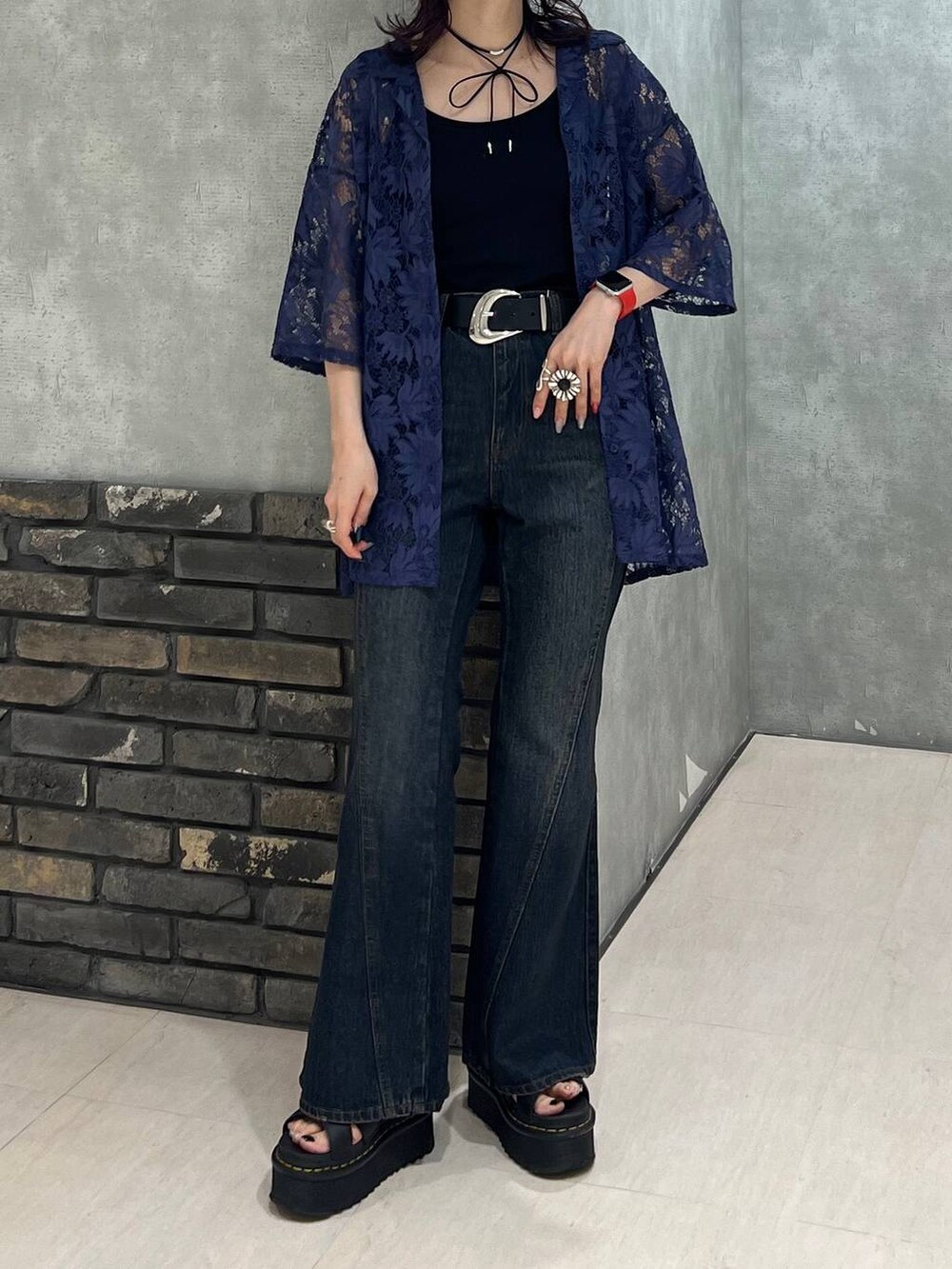 ブラック系のキャミソール、ブルー系のシャツ/ブラウス、ブルー系のデニムパンツを着用したレディースの夏コーディネートの6枚目の写真