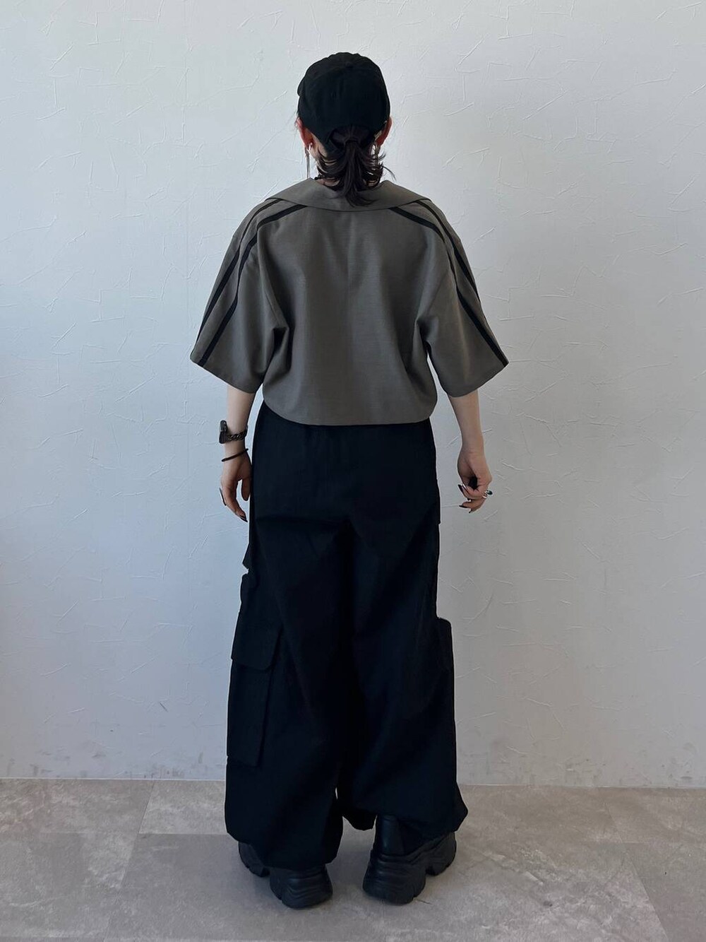 ブラック系のシャツ/ブラウス、ブラック系のカーゴパンツ、ブラック系のスニーカーを着用したレディースの春コーディネートの3枚目の写真