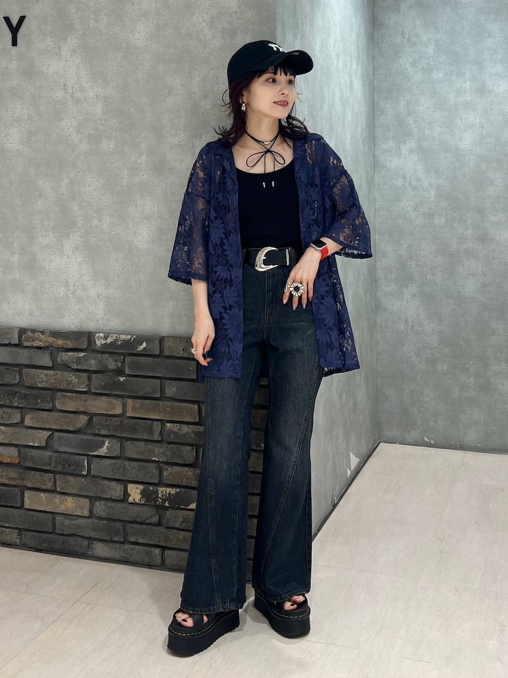 ブラック系のキャミソール、ブルー系のシャツ/ブラウス、ブルー系のデニムパンツを着用したレディースの夏コーディネートの8枚目の写真