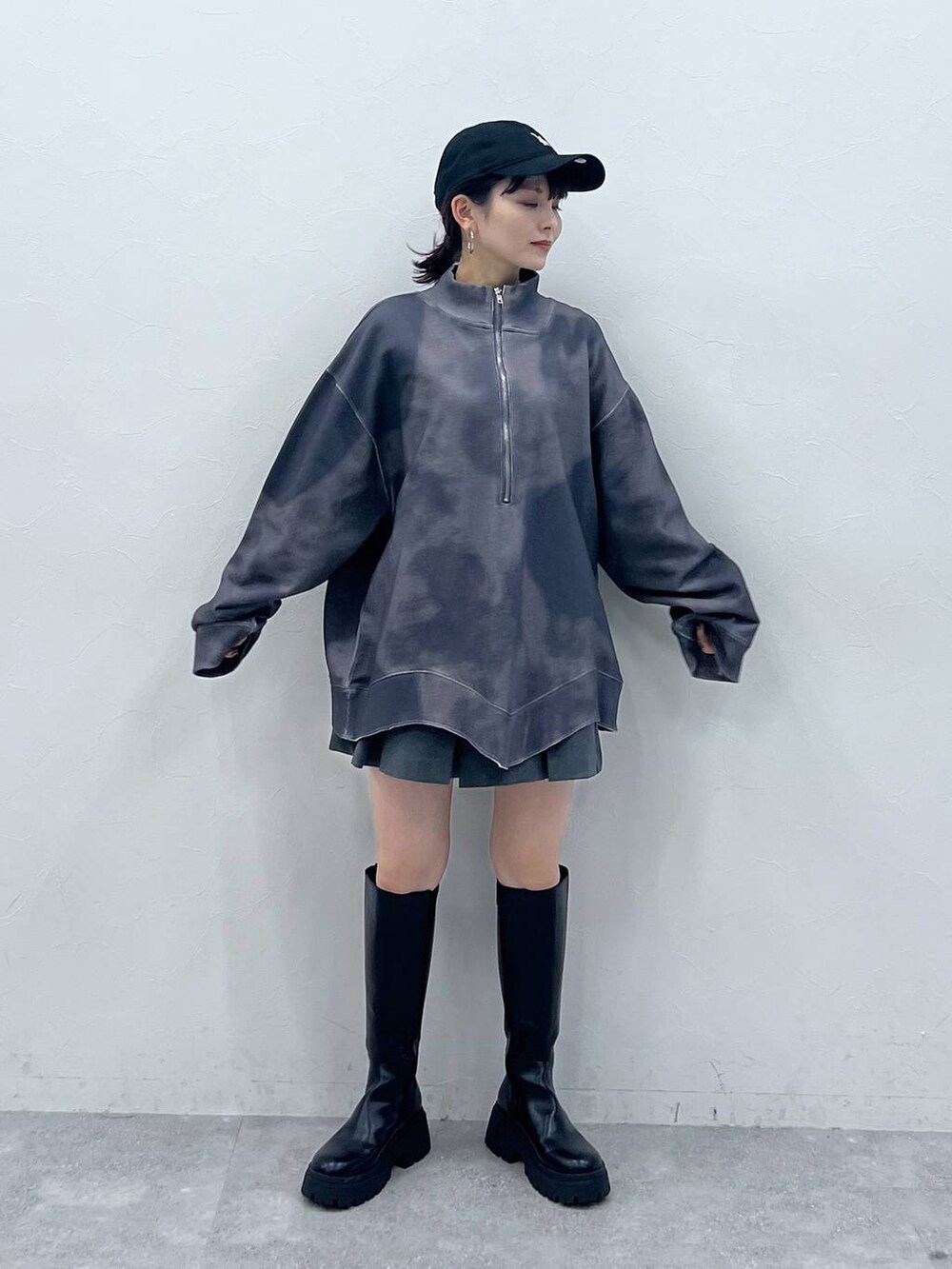 ブラック系のブーツ、グレー系のその他パンツ、グレー系のTシャツ/カットソーを着用したレディースの春コーディネートの6枚目の写真