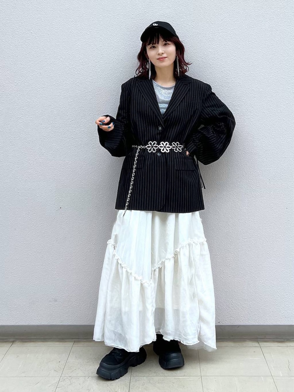 その他のテーラードジャケット、ホワイト系のスカート、グレー系のTシャツ/カットソーを着用したレディースの春コーディネートの2枚目の写真