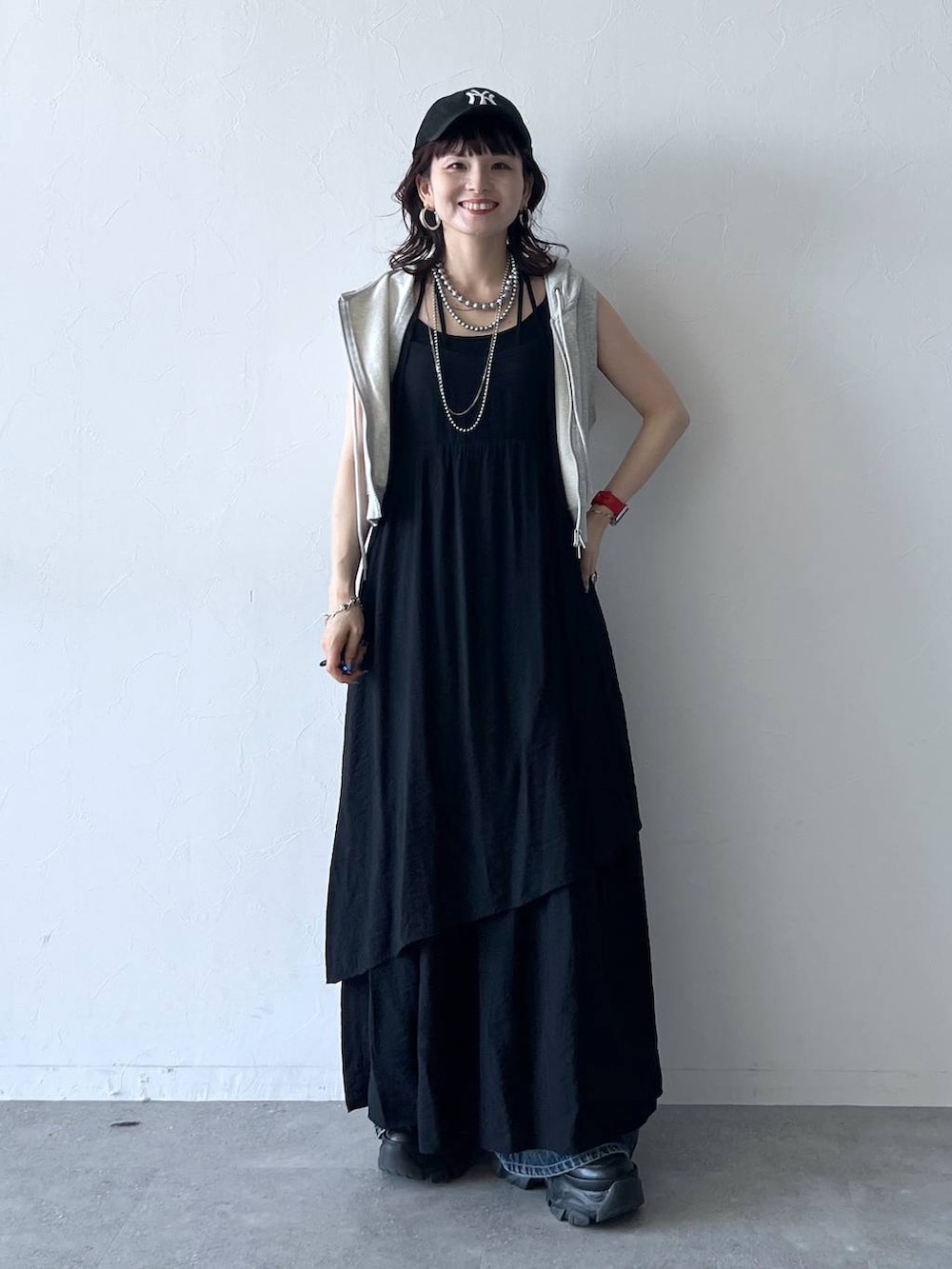 ブラック系のスニーカー、ブルー系のデニムパンツ、ブラック系のキャミソールを着用したレディースの夏コーディネートの7枚目の写真