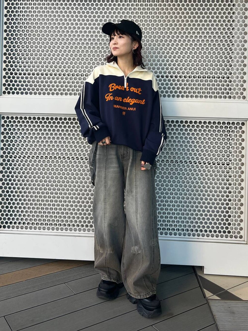 ブラック系のデニムパンツ、ブラック系のスニーカー、ブルー系のスウェットを着用したレディースの冬コーディネートの4枚目の写真