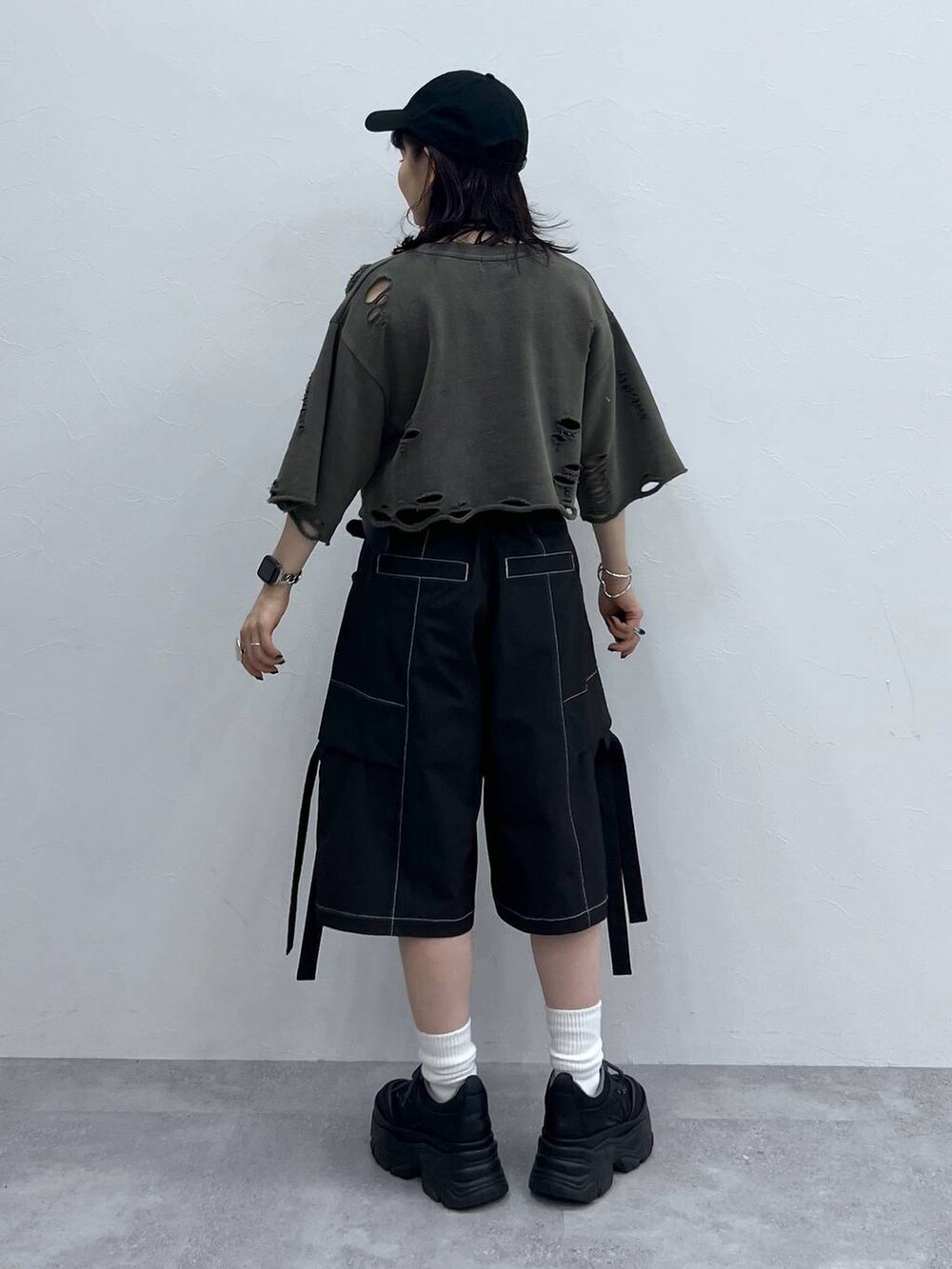 ブラック系のスニーカー、ブラック系のカーゴパンツ、グレー系のTシャツ/カットソーを着用したレディースの夏コーディネートの4枚目の写真