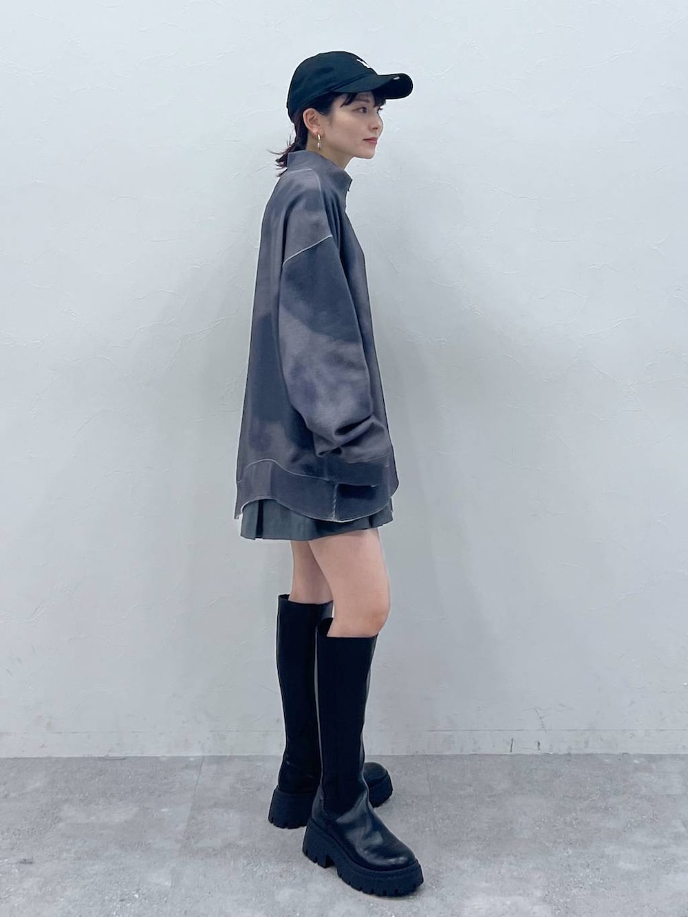 ブラック系のブーツ、グレー系のその他パンツ、グレー系のTシャツ/カットソーを着用したレディースの春コーディネートの3枚目の写真