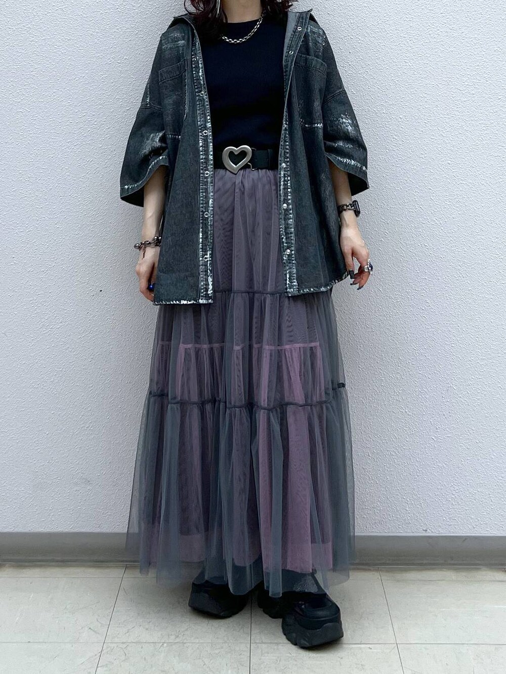 ブラック系のスニーカー、グレー系のスカート、ブラック系のシャツ/ブラウスを着用したレディースの夏コーディネートの7枚目の写真